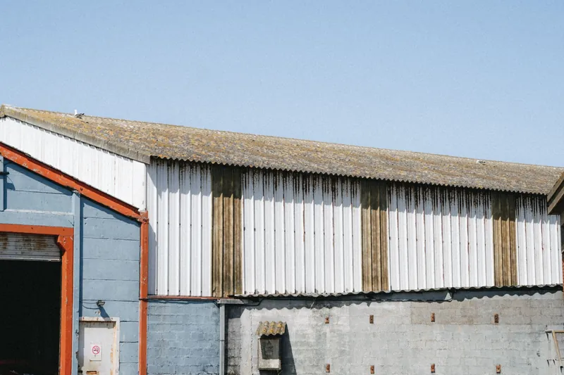 Bedrijfsgebouw met loods en kantoorgedeelte