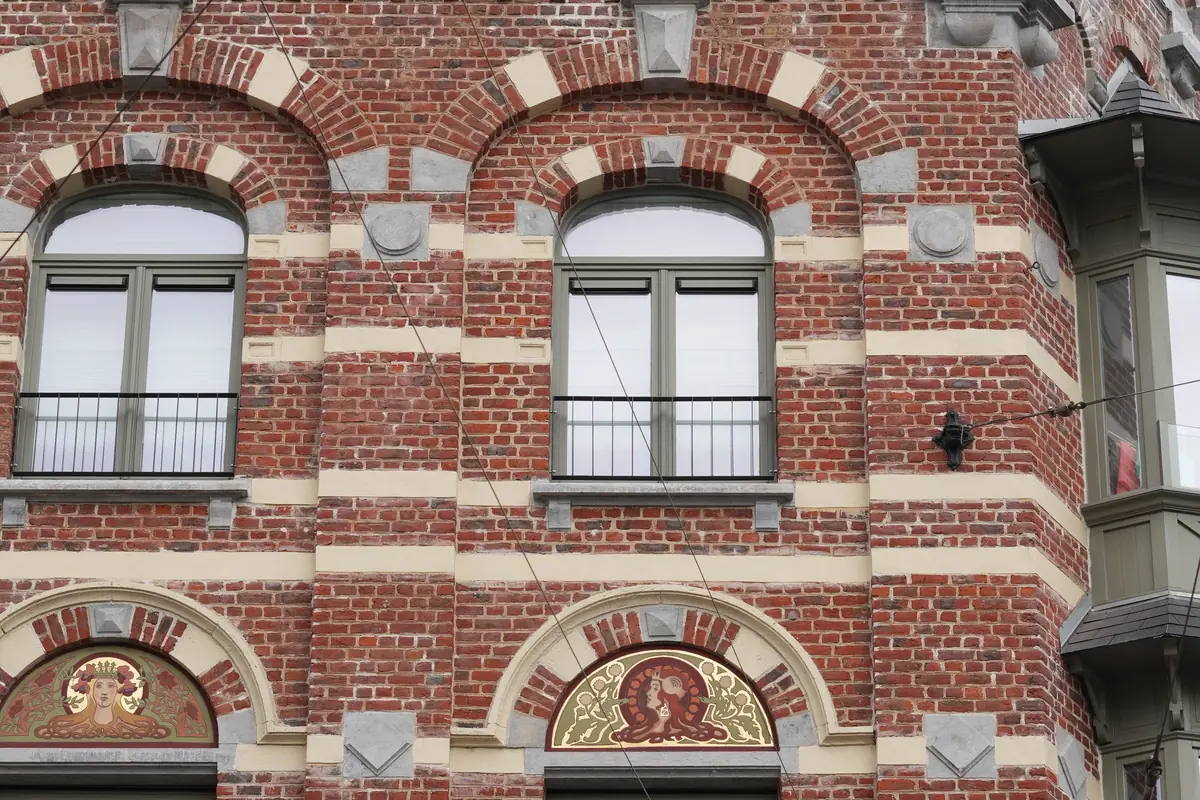 Klassieke Brusselse bakstenen gevel