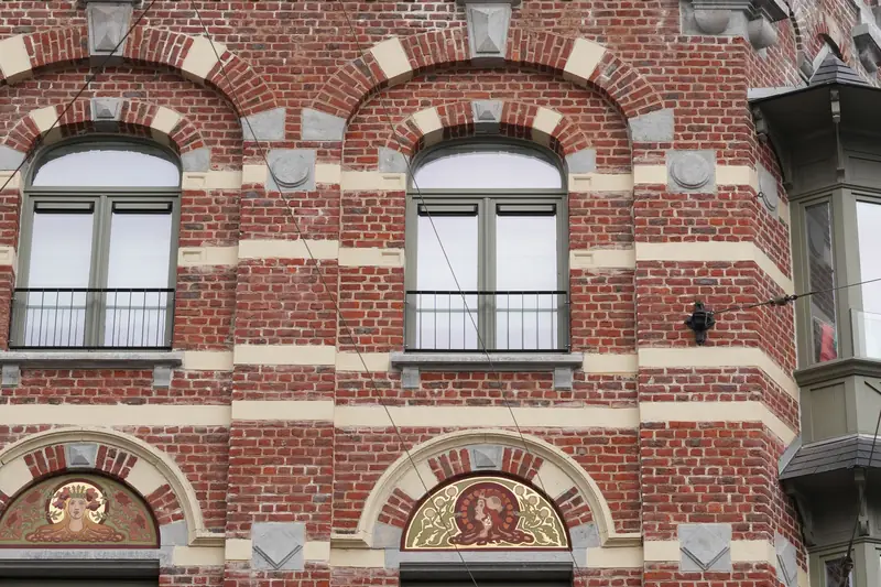 Klassieke Brusselse bakstenen gevel