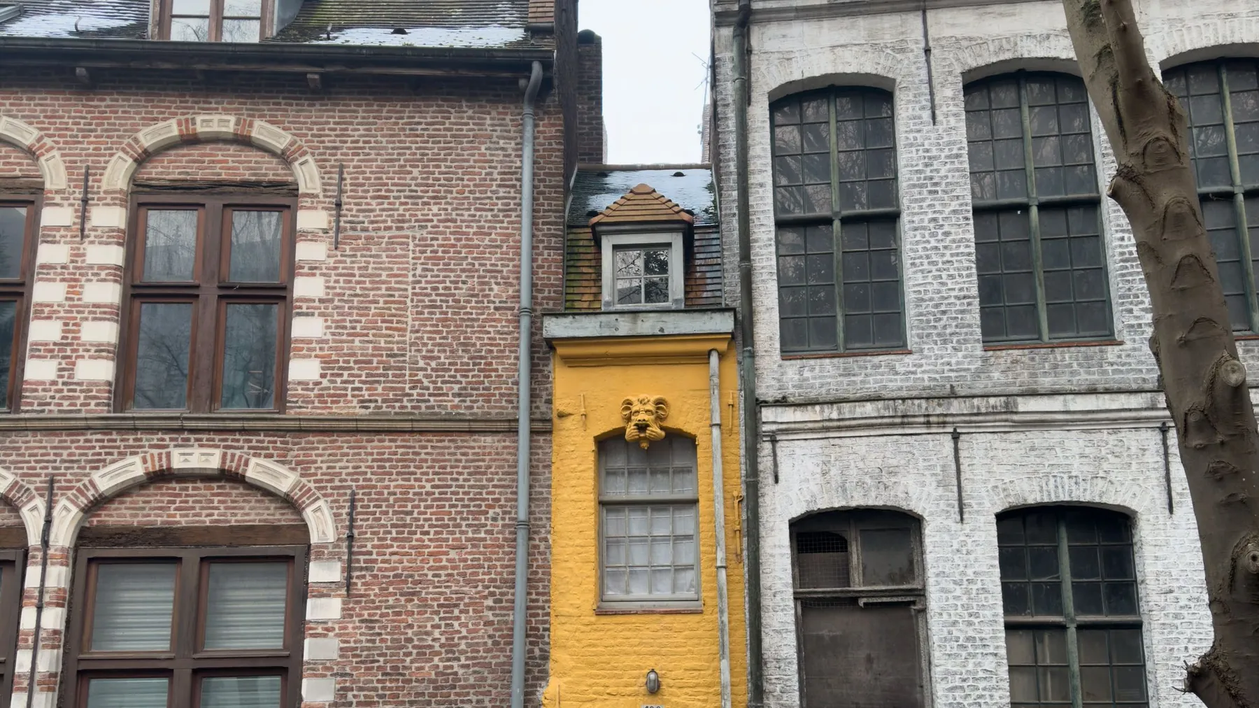 Brusselse straat met aaneengesloten herenhuisgevels