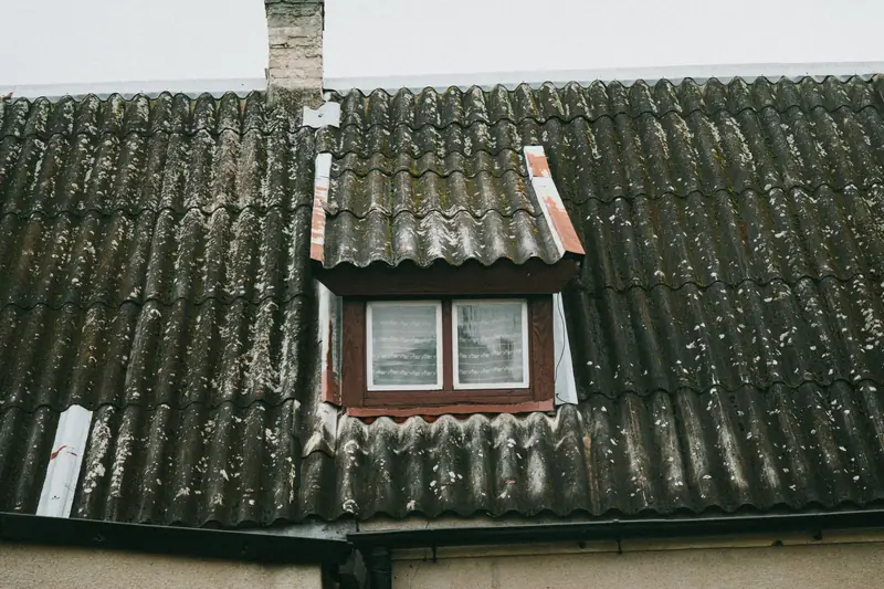 Vezelcementplaten rond een dakkapel op een woning van vóór 2001