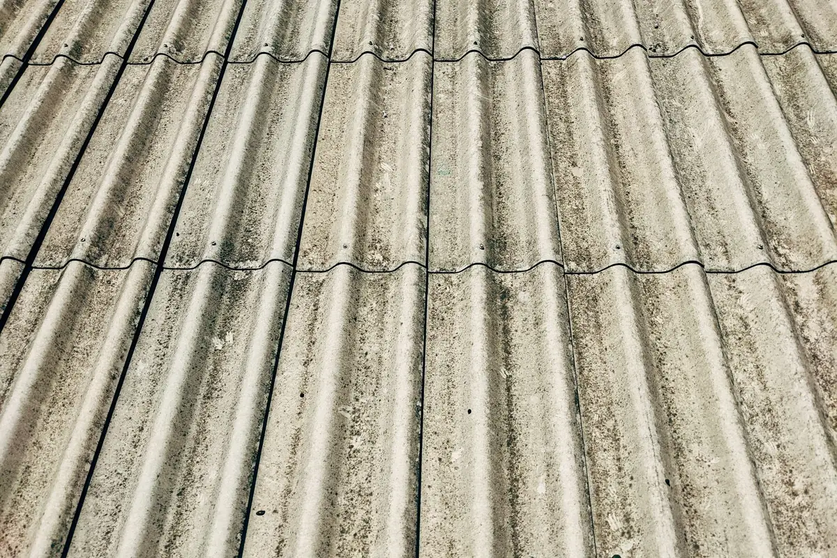 Verweerde vezelcement golfplaten op een dak