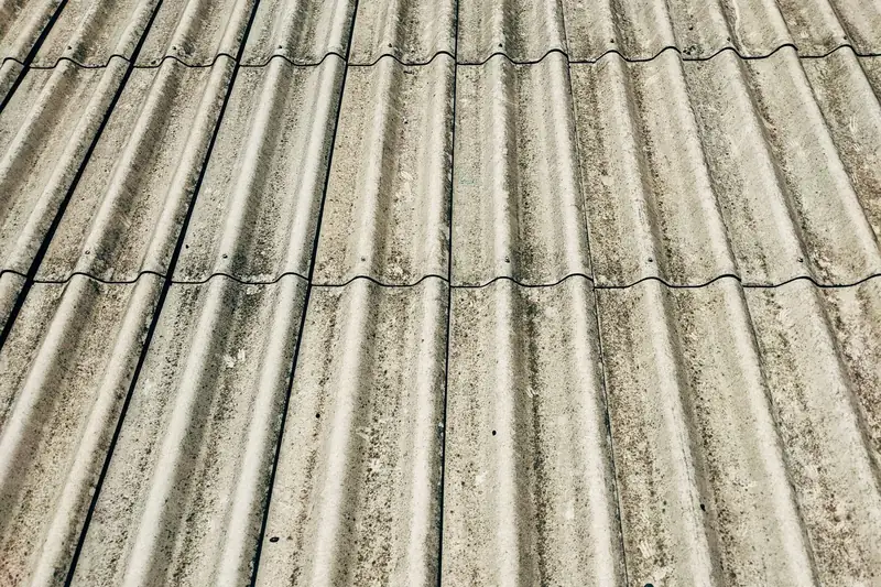 Verweerde vezelcement golfplaten