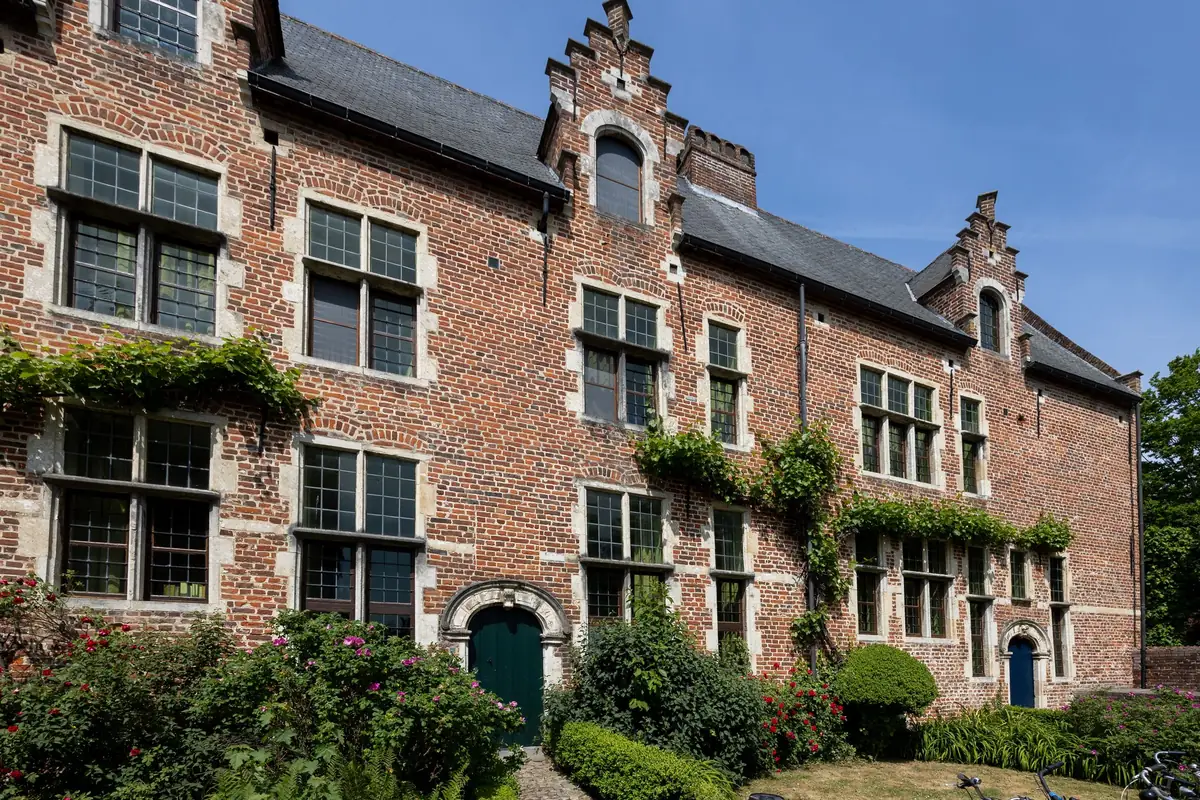 Vrijstaande bakstenen woning met een aanbouw